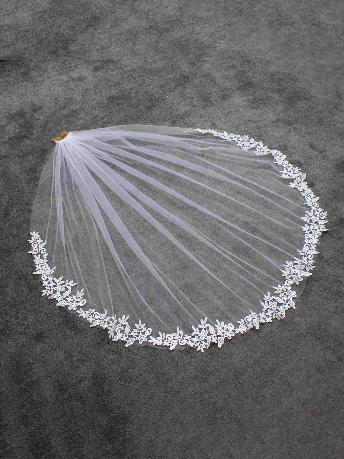 Lace Edge Single Tier Tulle Bridal Fingertip Length Wedding Veils