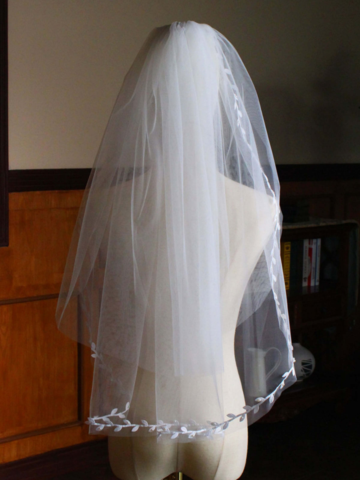 Leaf Lace Edge Two Tier Tulle Bridal Fingertip Length Wedding Veils
