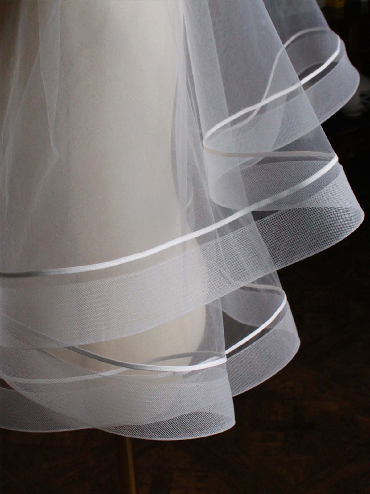 Simple Horsehair Edge Two Tier Tulle Bridal Fingertip Length Wedding Veils With Blusher