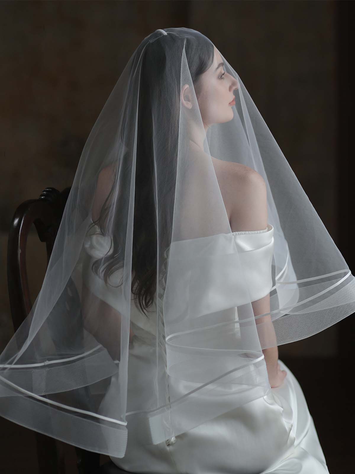 Simple Horsehair Edge Two Tier Tulle Bridal Fingertip Length Wedding Veils With Blusher