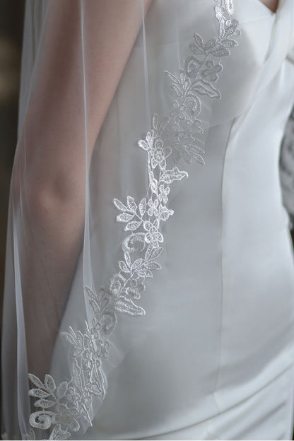 Lace Edge Single Tier Tulle Bridal Fingertip Length Wedding Veils