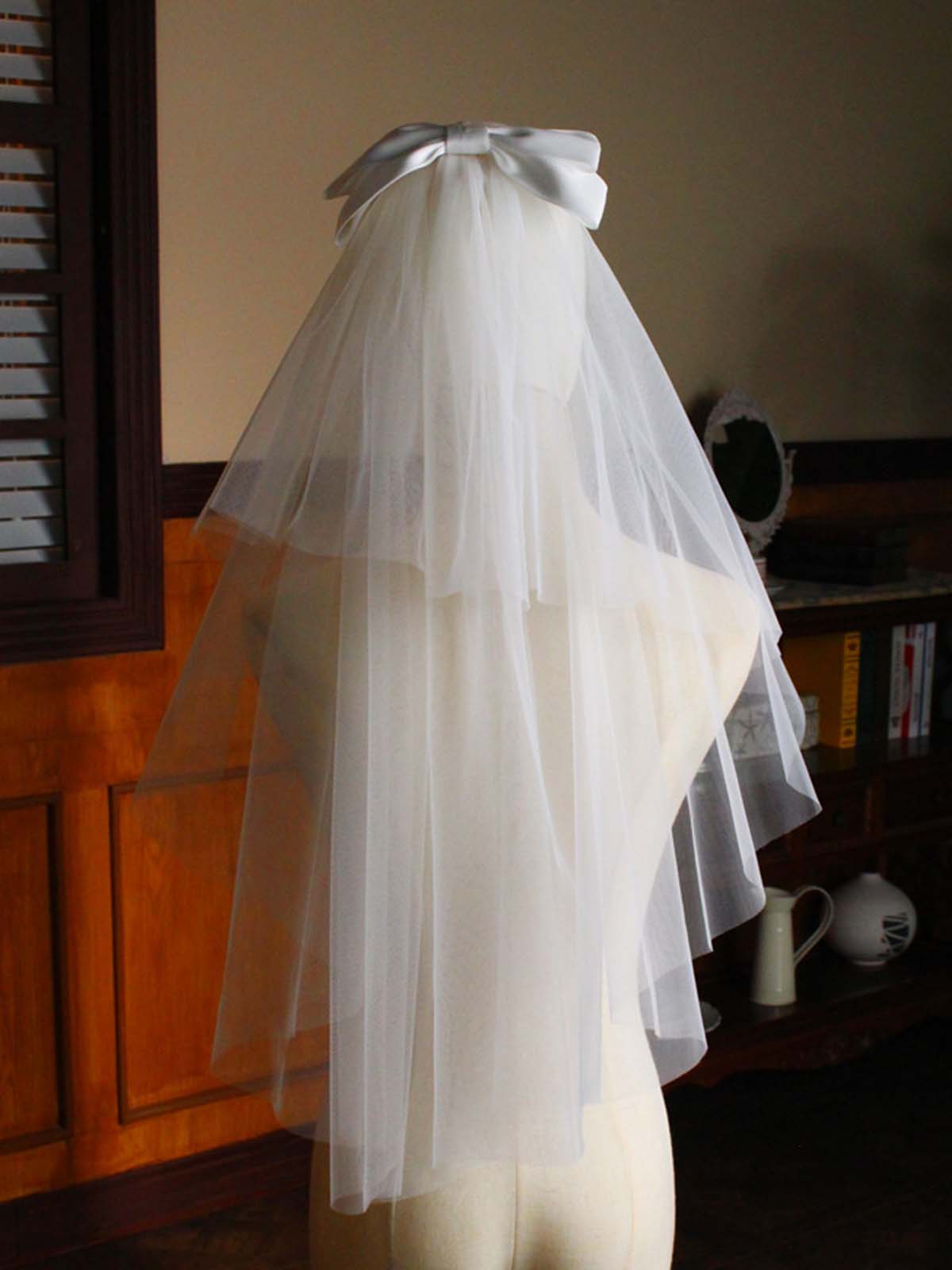 Bow Cut Edge Two Tier Tulle Bridal Elbow Length Short Wedding Veils With Blusher