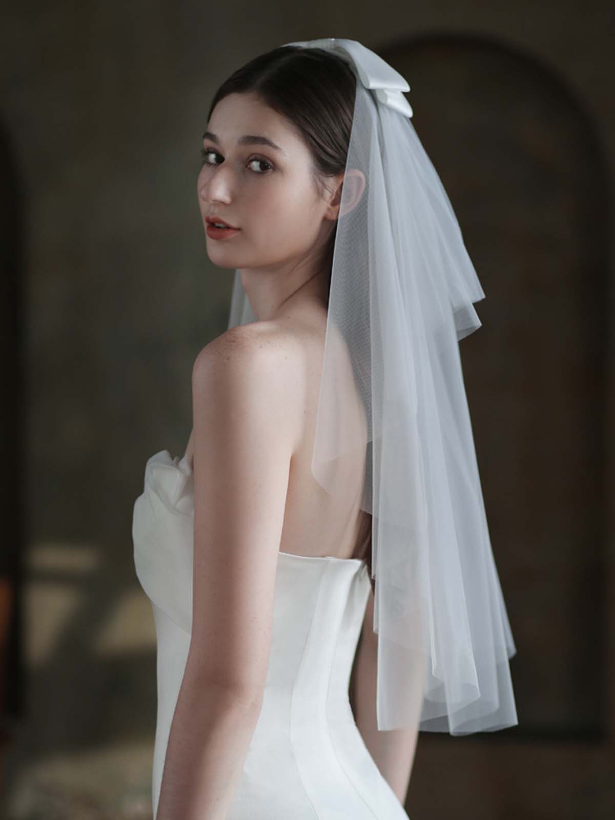 Bow Cut Edge Two Tier Tulle Bridal Elbow Length Short Wedding Veils With Blusher