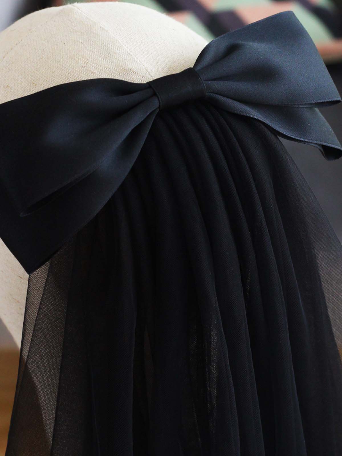 Bow Cut Edge Two Tier Tulle Bridal Elbow Length Short Wedding Veils With Blusher