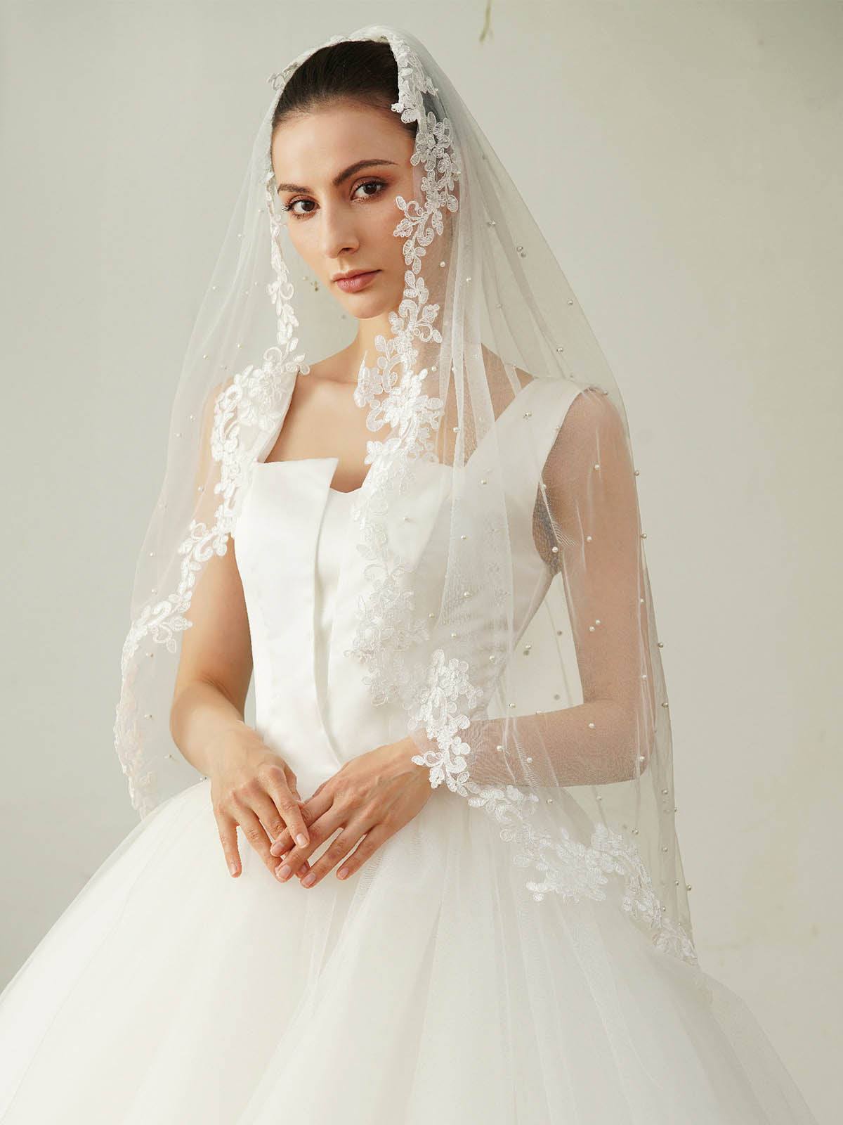 Pearl Lace Edge Single Tier Tulle Bridal Fingertip Length Wedding Veils